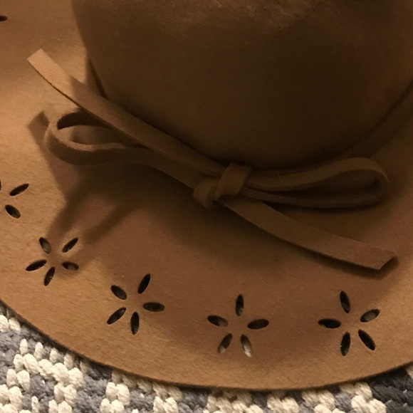 🎩Betsey Johnson // Tan Wool Hat - Picture 4 of 4